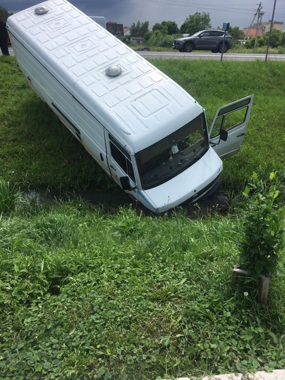 ДТП біля Мукачева: мікроавтобус злетів у кювет (ФОТО)