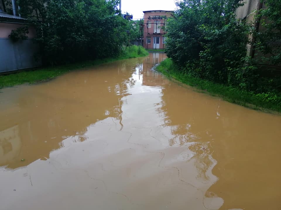 Підтоплені будинки та вулиці: Іршава оговтується після потужної зливи (ФОТО, ВІДЕО)
