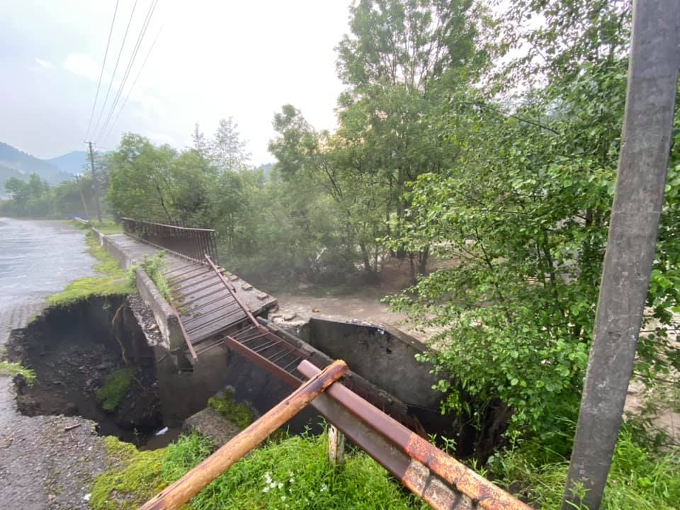 Зруйнована дорога та підтоплені будинки: наслідки стихії на Закарпатті (ФОТО, ВІДЕО)