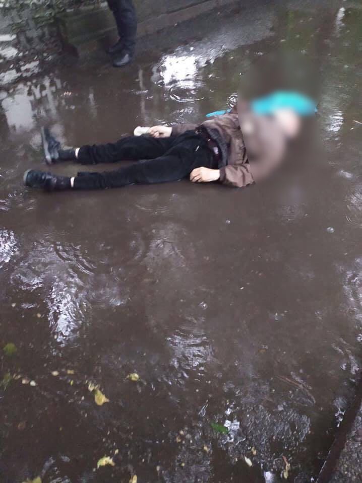 Моторошна знахідка: у Виноградові мертвий чоловік лежав посеред вулиці кілька годин (ФОТО)