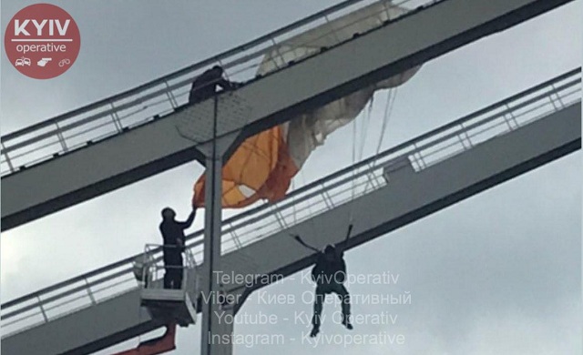Київський парашутист зачепився та повис на мосту