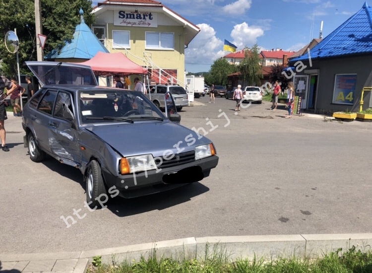 У Мукачеві на ринку зіткнулися дві автівки (ФОТО)
