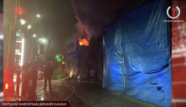 У Мукачеві через ранкову пожежу перекрили одну із центральних вулиць (ВІДЕО)