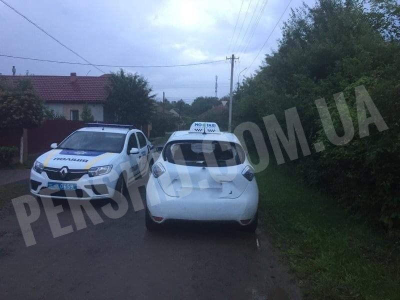 Усунути конкурента: у Мукачеві вночі розтрощили автівку нової «екологічної» служби таксі (ФОТО)