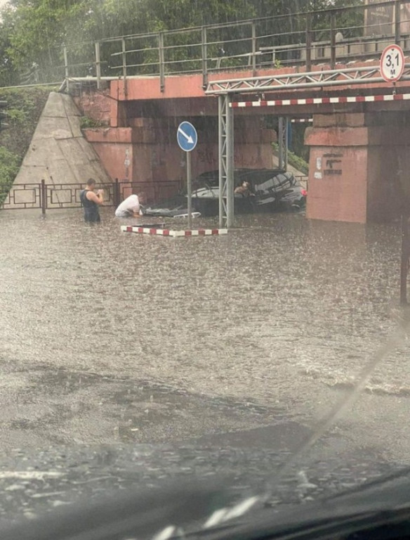 В Ужгороді під мостом "потонула" BMW (ФОТО, ВІДЕО)