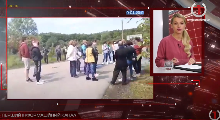 «Бажаємо бути із Мукачевом»: жителі Жнятина зібралися на мітинг посеред траси (ВІДЕО)