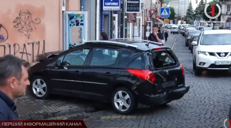 Дивом ніхто не постраждав: у середмісті Мукачева автівку відкинуло у будівлю магазину (ВІДЕО)