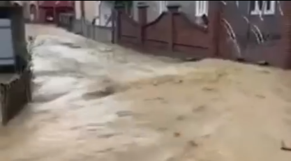 Негода дісталася Рахівщини: потужні потоки води ллються вулицями (ВІДЕО)
