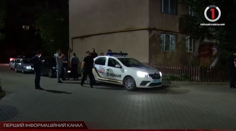 Гільзи та постріли поблизу дітей у спальному районі: подробиці вечірньої стрілянини у Мукачеві (ВІДЕО)