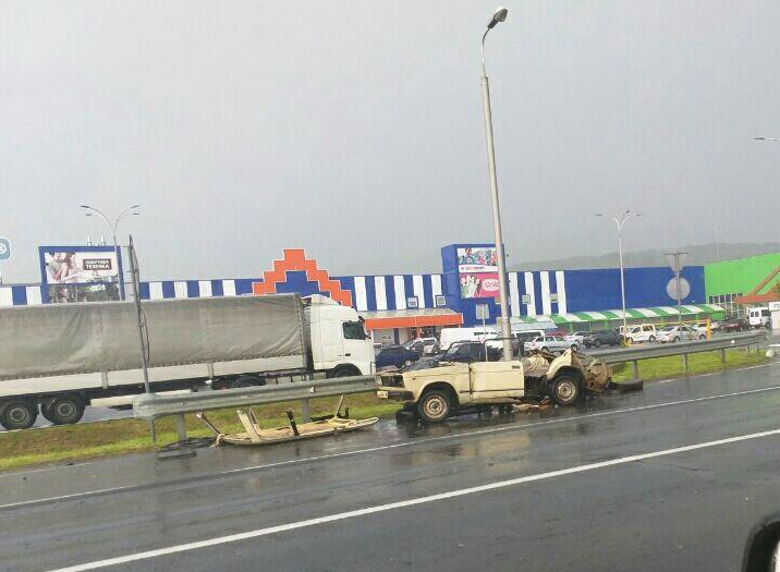 В Мукачеві на трасі міжнародного значення декілька діб стоїть розтрощене авто (ФОТО)
