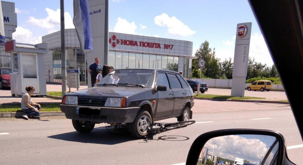 У Мукачеві під колесами авто опинилася жінка-велосипедист (ФОТО)