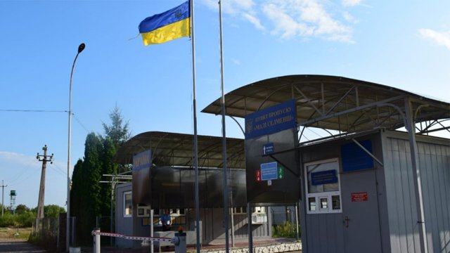 Україна звільнила приїжджих від обсервації, але з умовою