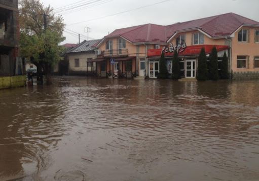 Внаслідок потужної зливи ужгородська Радванка "пішла під воду" (ВІДЕО)