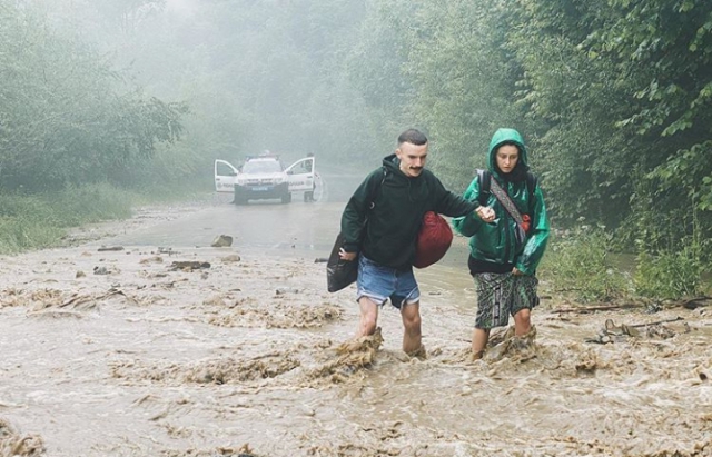 Закарпатка Аліна Паш опинилась у підтопленій Франківщині (ФОТО)