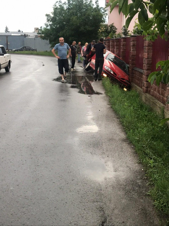 ДТП в Ужгороді: авто злетіло з дороги (ФОТО, ВІДЕО)