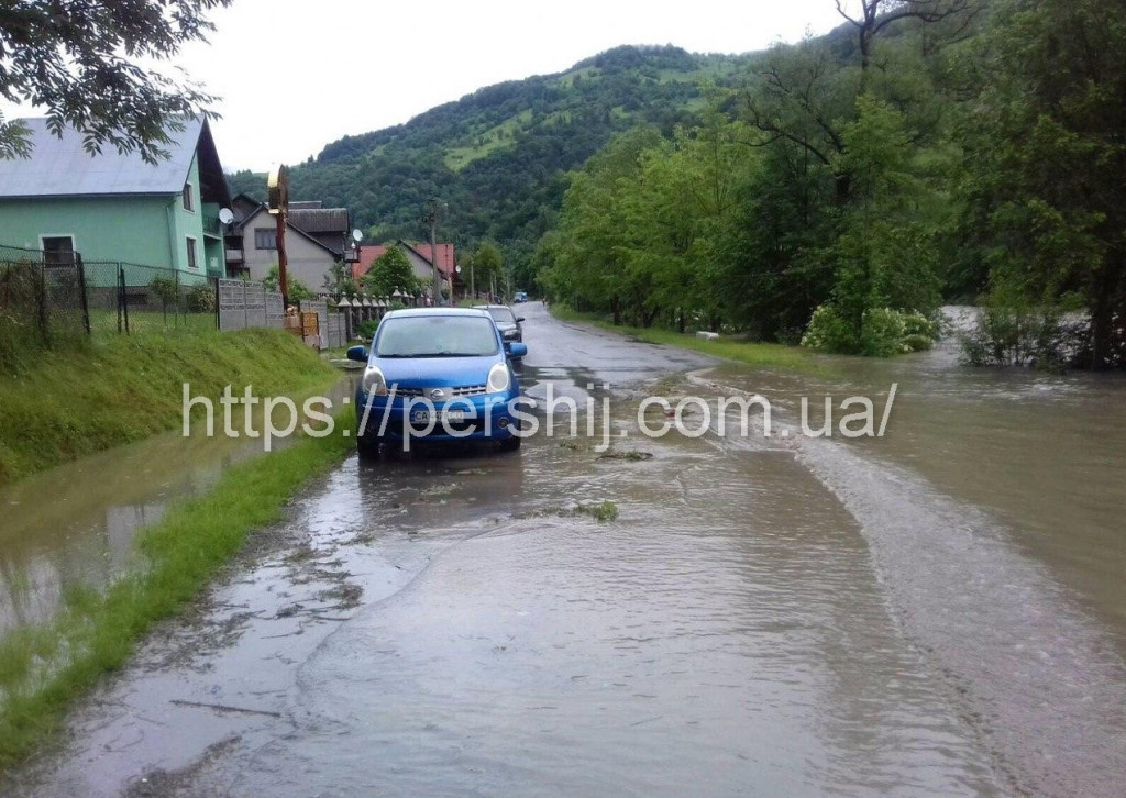 Через паводок на Рахівщині частково перекрили автошлях державного значення