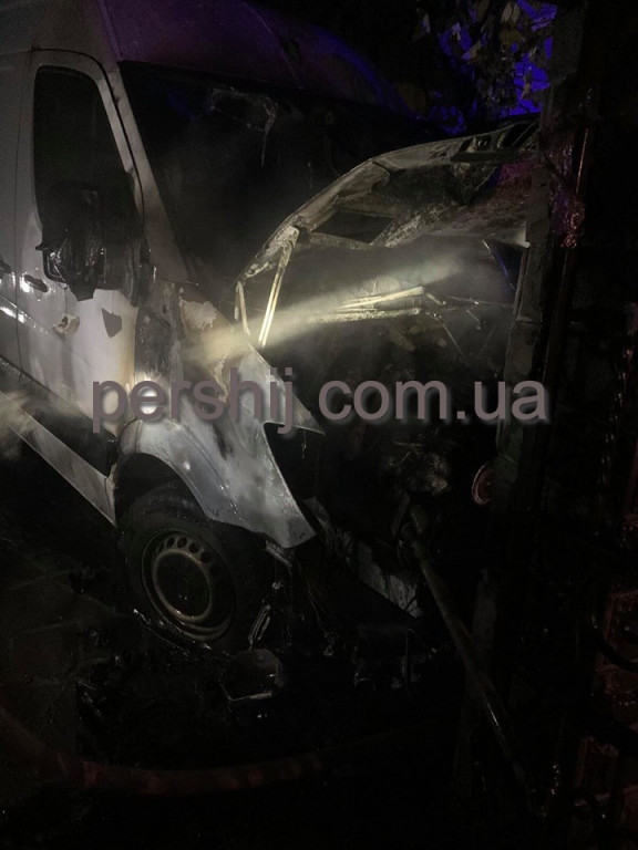 Автівка вигоріла вщент: на Мукачівщині спалили Mercedes ( ФОТО)