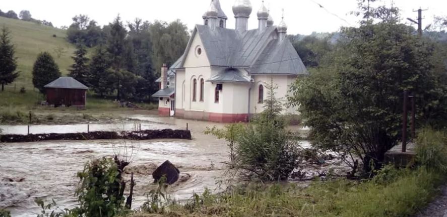 Велика вода затопила церкву на Рахівщині (ФОТО, ВІДЕО)