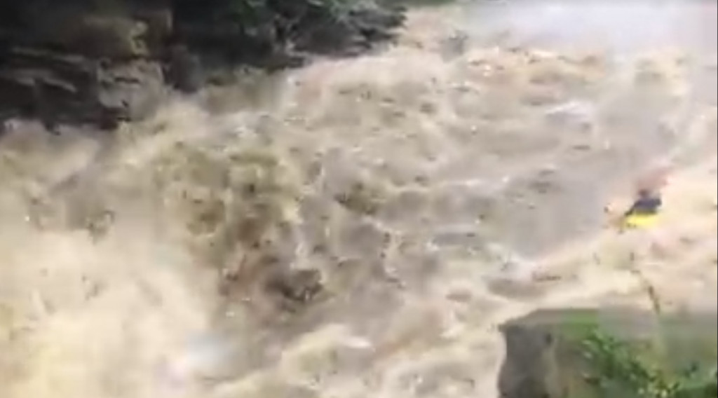 Відчайдух-екстремал здійснив сплав бурхливим водоспадом Пробій ( ВІДЕО)