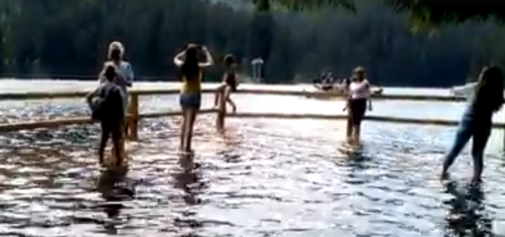 Туристи "ходять" по воді: незвичні кадри Синевиру (ВІДЕО)