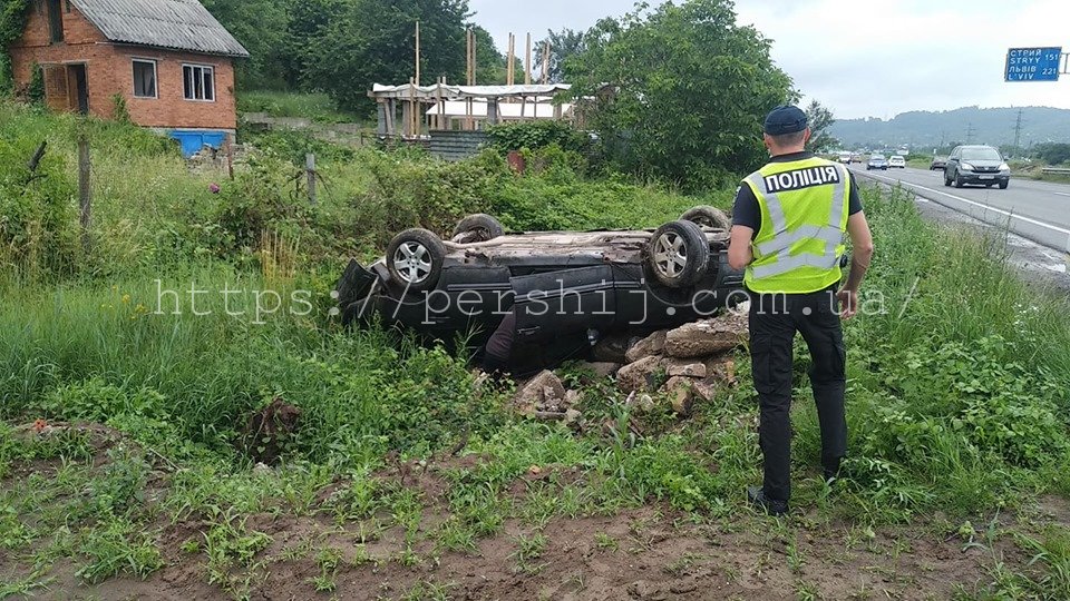 ДТП на Мукачівщині: перекинуте авто опинилося в кюветі (ФОТО)