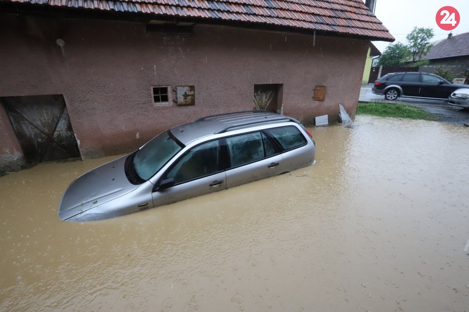 Затопило: сусідню з Закарпаттям Словаччину накрила негода (ФОТО)
