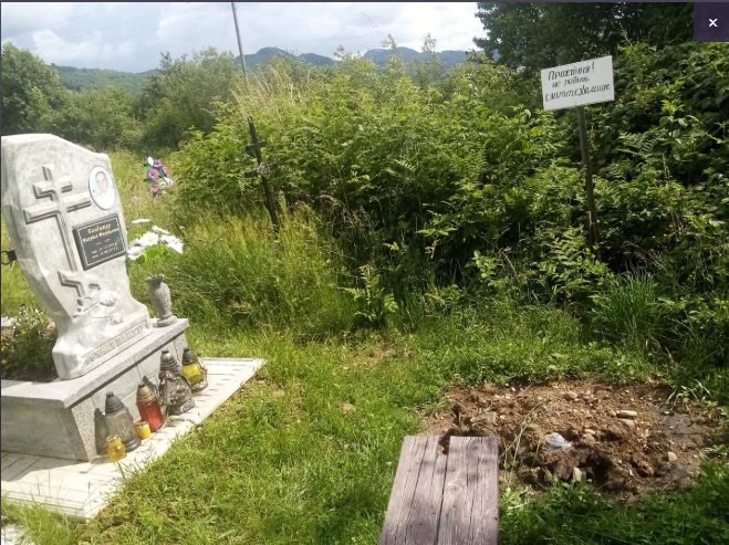 Мертві тварини та зіпсована їжа: на Тячівщині з кладовища влаштували сміттєзвалище (ФОТО)