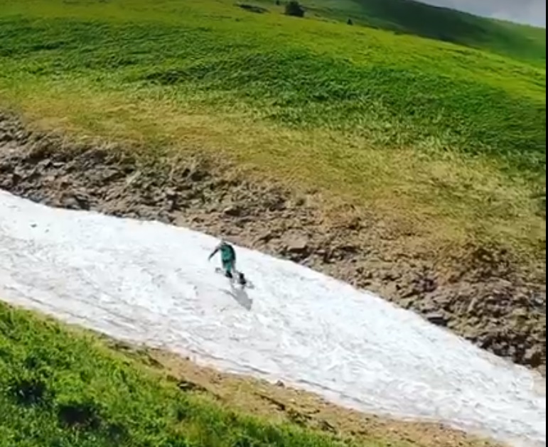 Зима посеред літа: на Закарпатті ще катаються на сноуборді (ВІДЕО)