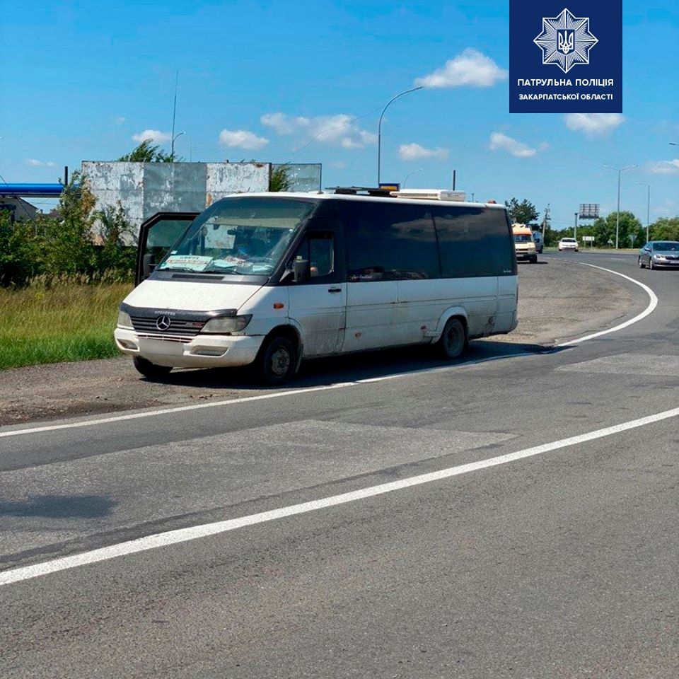 Битком заповнений автобус: в Ужгороді оштрафують водія Mercedes (ФОТО)