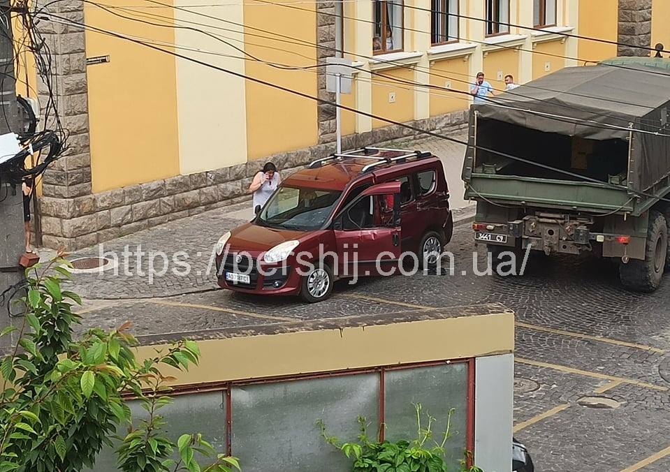 У Мукачеві за участі військової вантажівки трапилася ДТП (ВІДЕО, ФОТО)