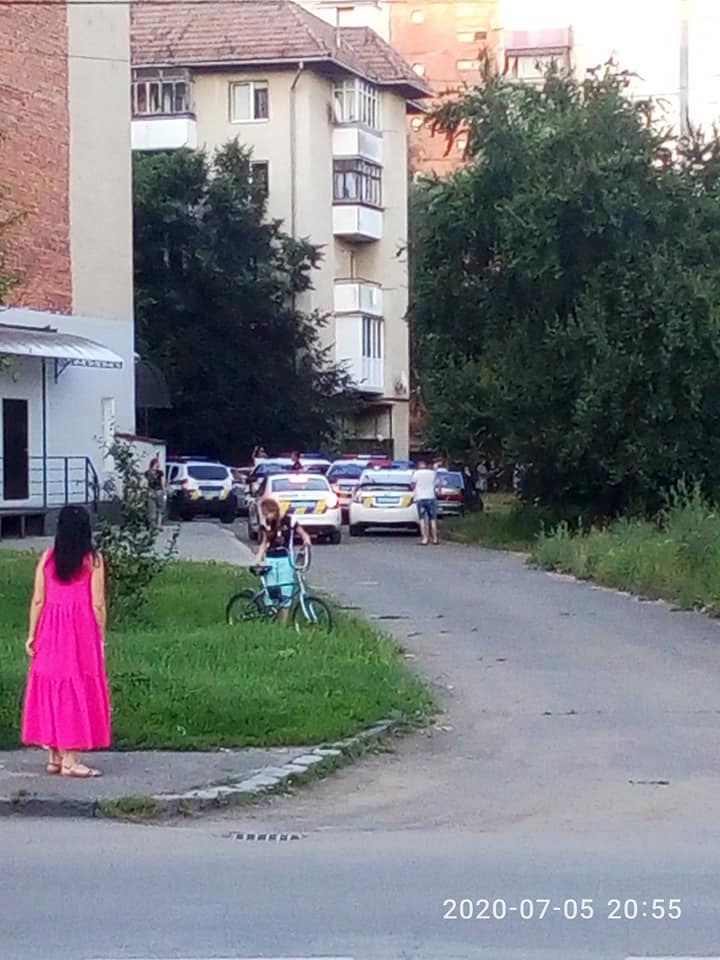 Десятки поліцейських і швидка у спальному мікрорайоні Ужгорода (ФОТО)