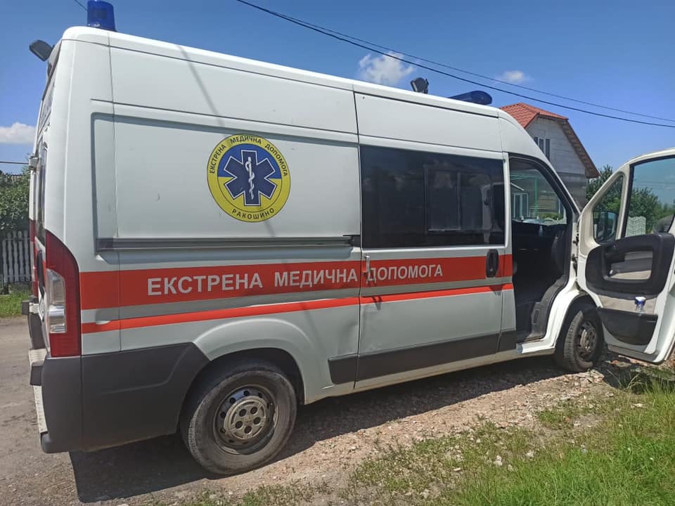 На Мукачівщині чоловік з вилами напав на карету швидкої (ФОТО)