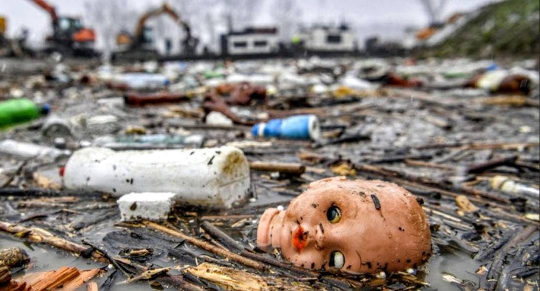 Смердюча контрабанда: чому не припиняється потік закарпатського сміття через кордон (ФОТО)
