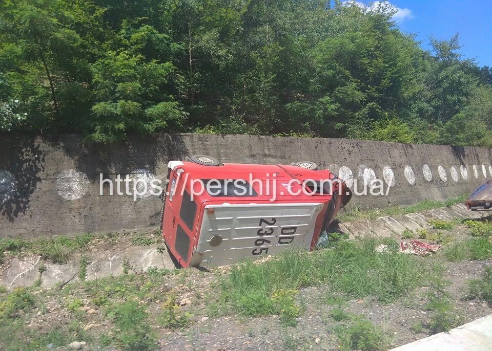ДТП на Виноградівщині: автомобіль опинився у кюветі (ФОТО)