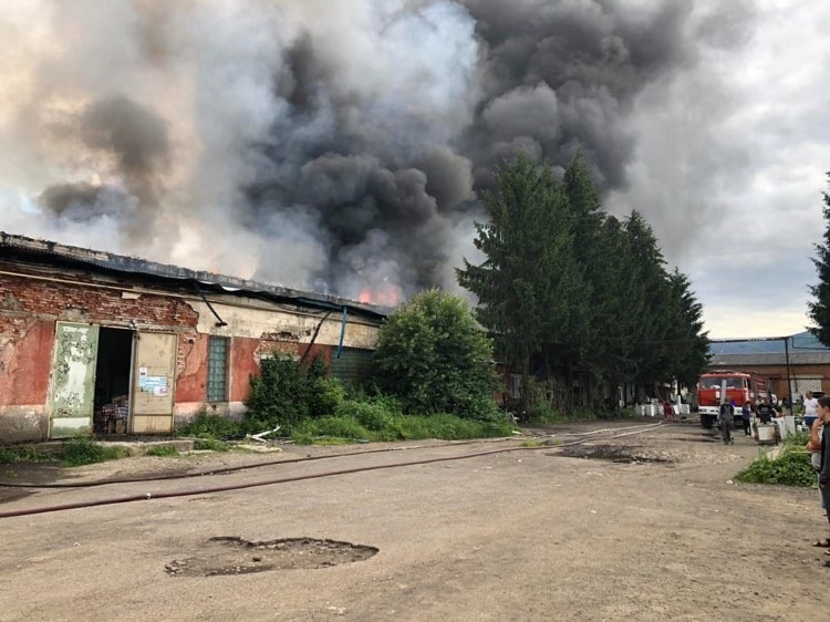 У Хусті локалізували пожежу на території підприємства (ФОТО)