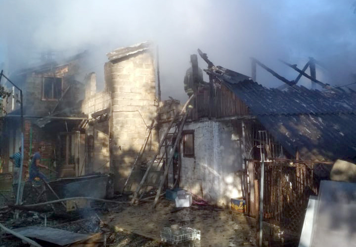 Пожежа на Тячівщині: у багатодітної родини горів будинок разом з хлівом та гаражем (ФОТО)