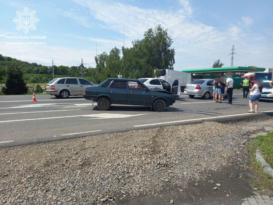 Потрійна ДТП у Мукачеві: не дотрималися безпечної дистанції (ФОТО)