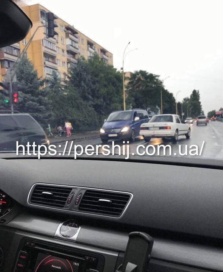 ДТП в Ужгороді: дорогу не поділили два автомобілі (ФОТО)