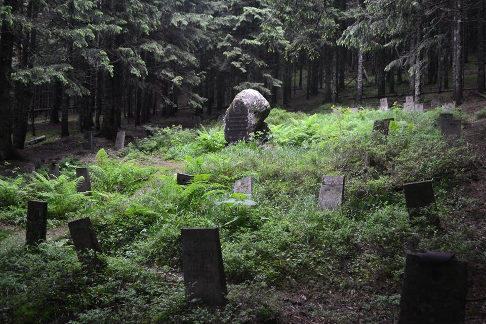 Біля підніжжя Говерли розташувався цвинтар (ФОТО)