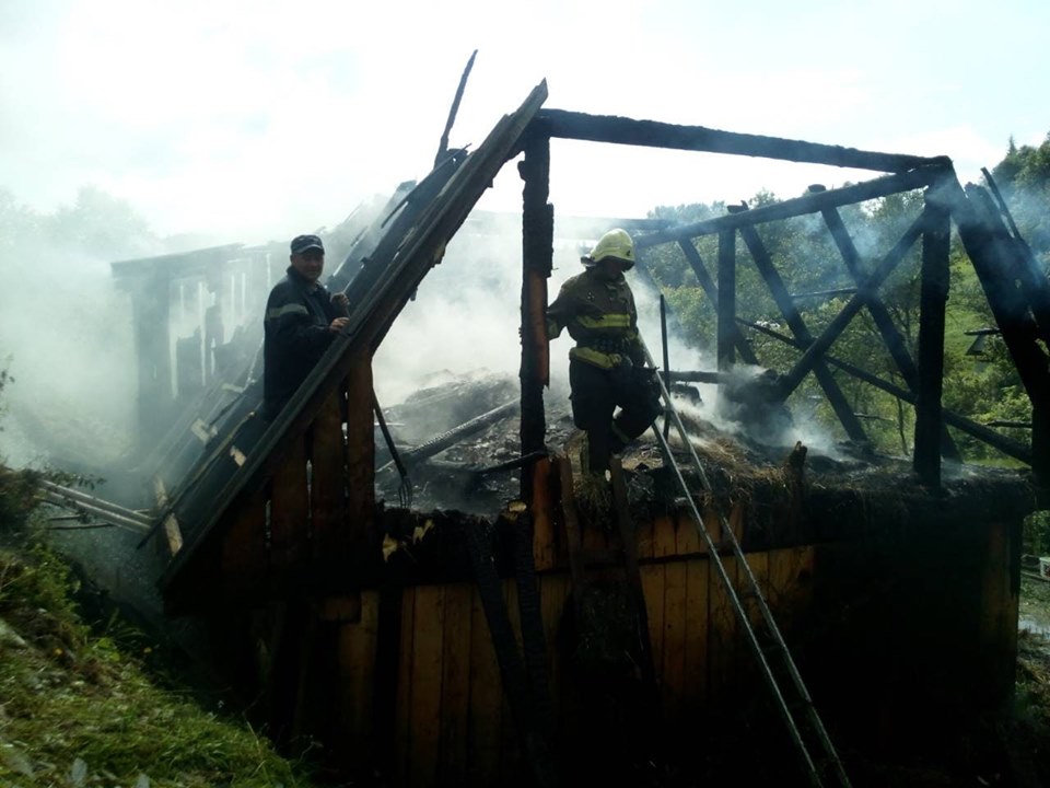 Пожежа на Міжгірщині: літня кухня спалахнула наче сірник (ФОТО)