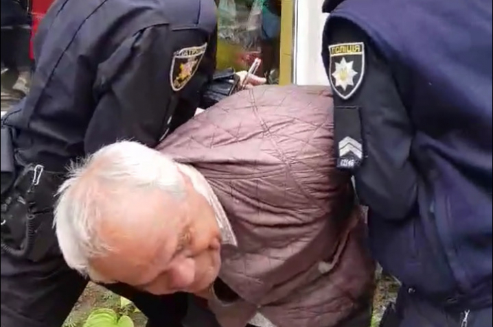 «Поводився агресивно»: у Чернівцях поліцейські одягли наручники на пенсіонера (ВІДЕО)