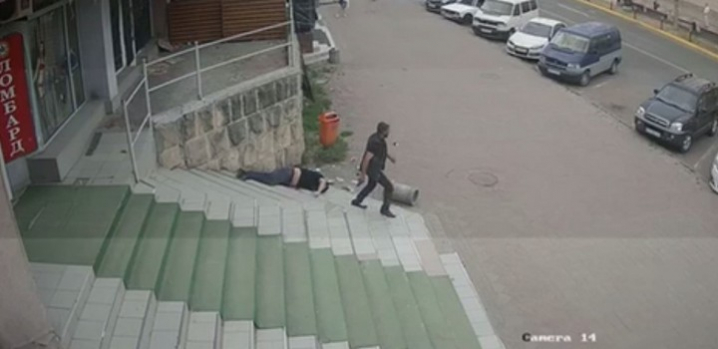 Помста за сина: у мережі з’явилося повне відео вбивства в Чернівцях (ВІДЕО)