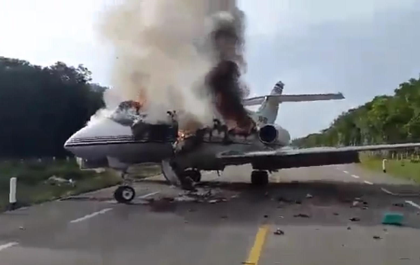 У Мексиці літак загорівся під час посадки на трасу (ВІДЕО)