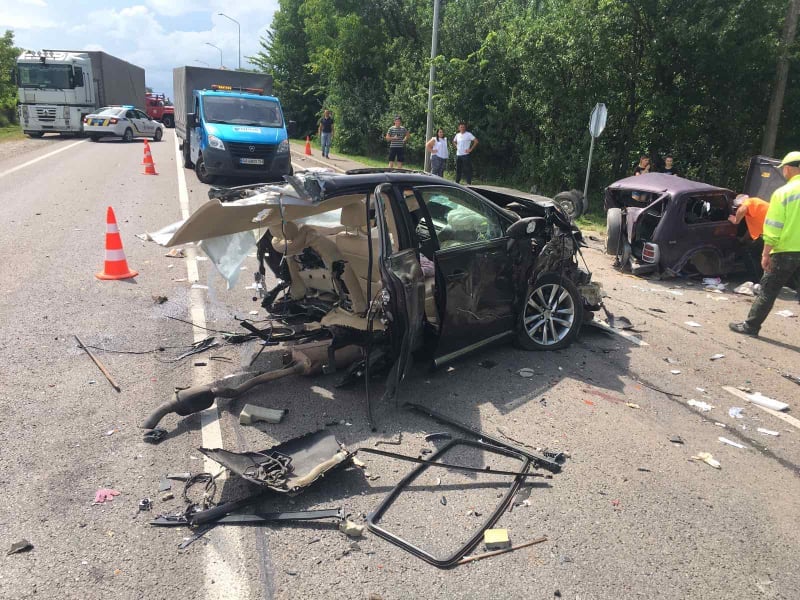 Lexus розірвало навпіл: аварія на трасі Київ-Чоп (ФОТО)