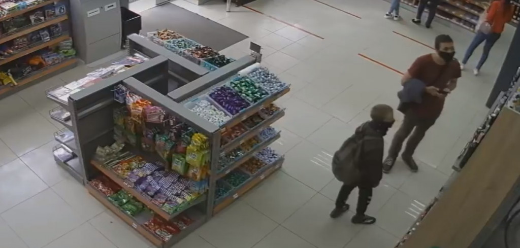 В Ужгороді крадіжка з магазинів стала розвагою для молоді (Відео)