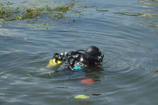 На Тячівщині, в місцевому ставку, водолази розшукують потопельника