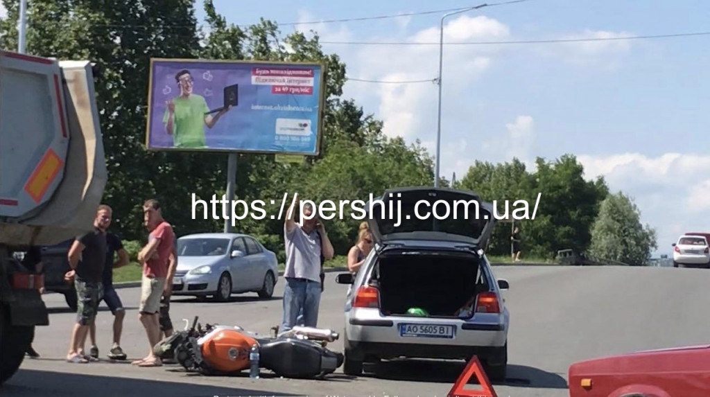 ДТП у Мукачеві: мотоцикл зіштовхнувся з автівкою (ФОТО, ВІДЕО)
