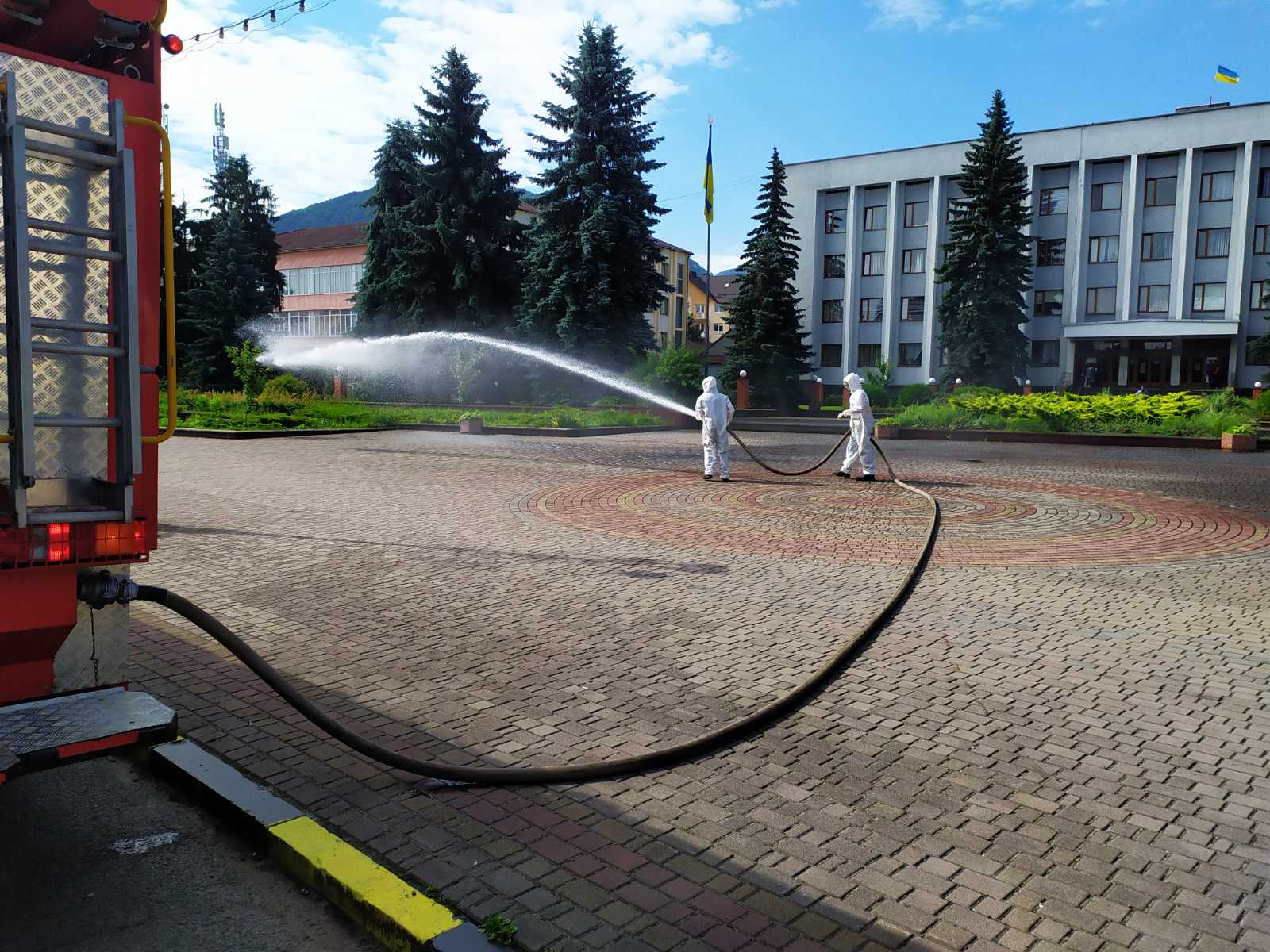 Коронавірус на Тячівщині: рятувальники дезінфікують вулиці (ФОТО, ВІДЕО)