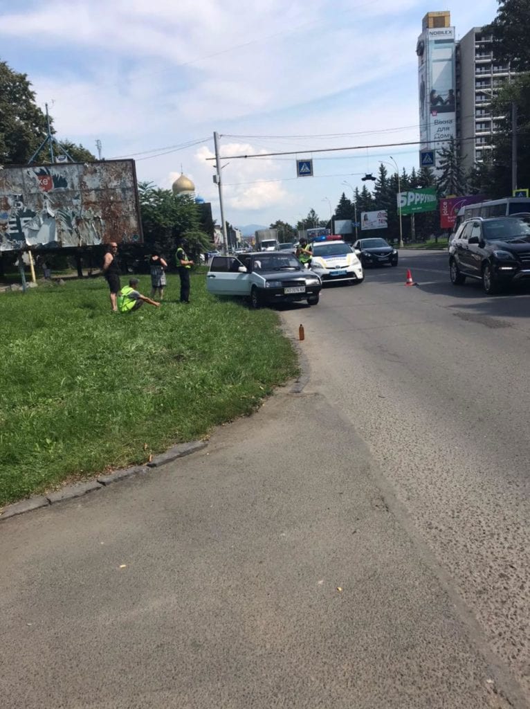 ДТП в Ужгороді: жінка отримала перелом ноги (ФОТО)