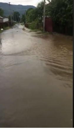 Потужні зливи не оминули Перечинщину: підтоплено вулиці (ВІДЕО)